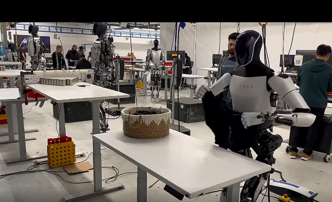 马斯克发“擎天柱”机器人叠衣服视频 动作虽慢但自然